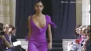 Tình dục hấp dẫn yoga hướng dẫn viên được sừng và bắt đầu tán tỉnh với sexy brunette phim sec hip dam khách hàng
