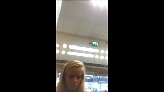 Lớn assed tóc vàng tuổi teen với phẳng séc hihi tits được nút fucked từ phía sau