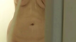 Busty phụ nữ trong đỏ phim secdit nhau guzzles cứng và dầy đen vòi nước của một sừng chàng
